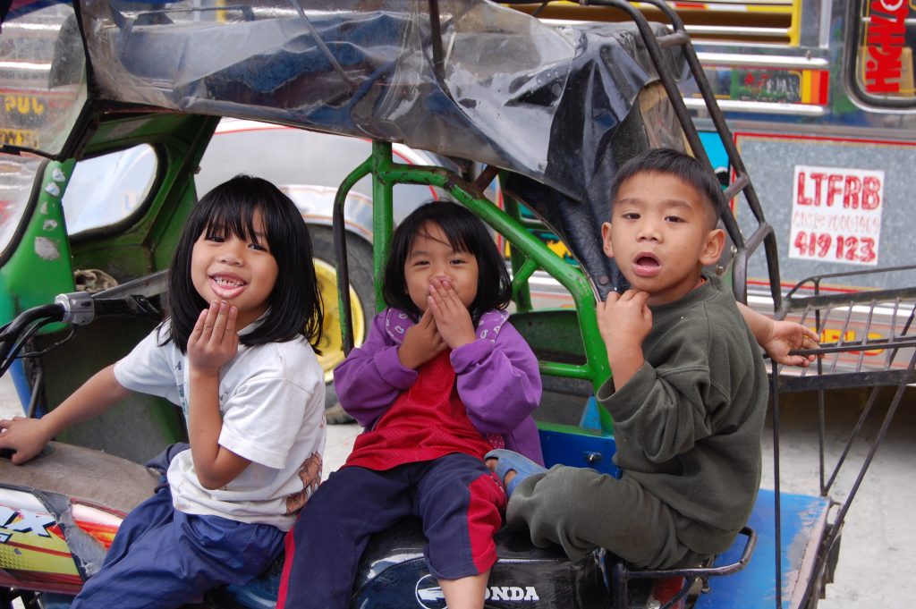 Herumalbernde Ifugao-Kinder auf einem Tricycle...